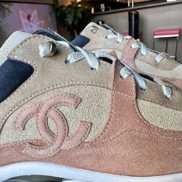 Chanel Unisex Peach Suede Sneaker with Classic CC Logo. Size 41 - Picture 5 of 7